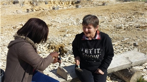 UWA Aichach Ausflug in die Steinzeit Aicha Dialoo (li.) und Renate Wöll (re.) hatten viel Spaß im Steinbruch.