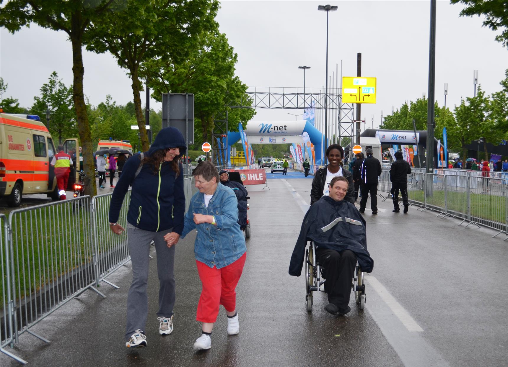 Aicha Diallo (hinter dem Rollstuhlfahrer) hat nicht die Mühen gescheut, auch mit Rollies am diesjährigen Firmenlauf teilzunehmen.
