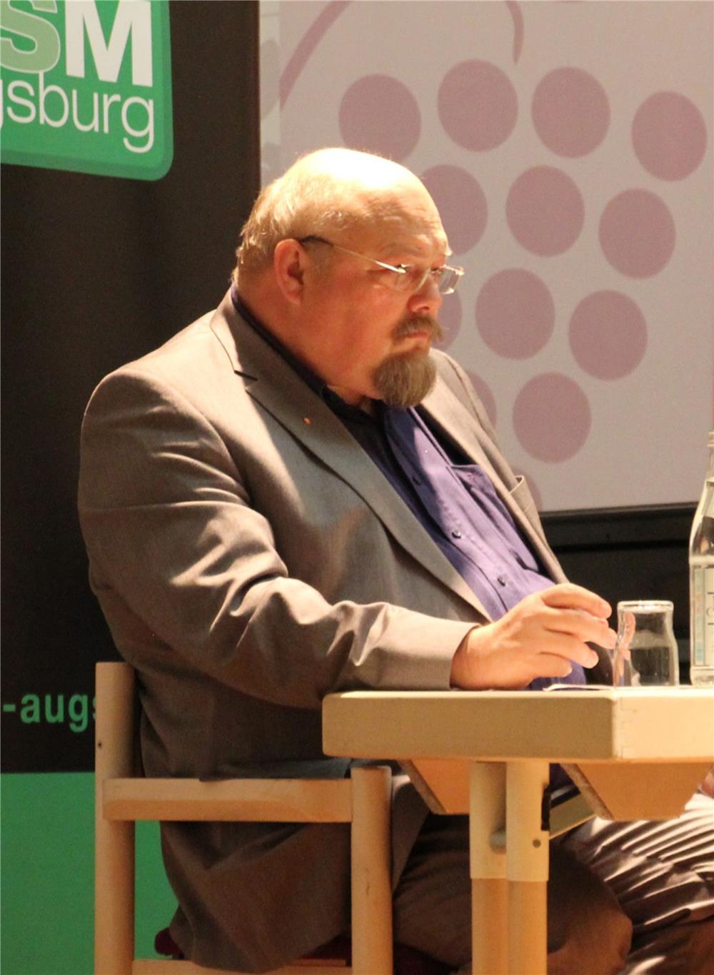 Wolfgang D. Friedel schilderte bei der Podiumsdiskussion die aktuelle Situation aus Sicht der Wohlfahrtsverbände.