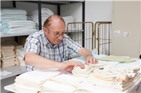 Beschäftigt bei der UWA - 2 Wolfgang Sammüller (60), seit nunmehr 42 Jahren bei der UWA beschäftigt. „Es macht mir Spaß und ich freue mich auf die Arbeit. Was würde ich sonst machen, wenn ich den ganzen Tag zuhause wäre?“, sagt er.