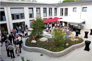 Canisiushaus_Segensfeier Der großzügig und schön angelegte Innenhof des Canisiushauses mit den Bewohnern und Gästen der gemeinsamen Segensfeier.