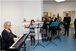 Caritas Lindau Einweihungsfeier - 2 Die Querflöten-Gruppe der Maria-Ward-Realschule Lindau unter der Leitung der Musiklehrerin Andrea Müller sorgte für eine gute Stimmung bei der Einweihungsfeier.