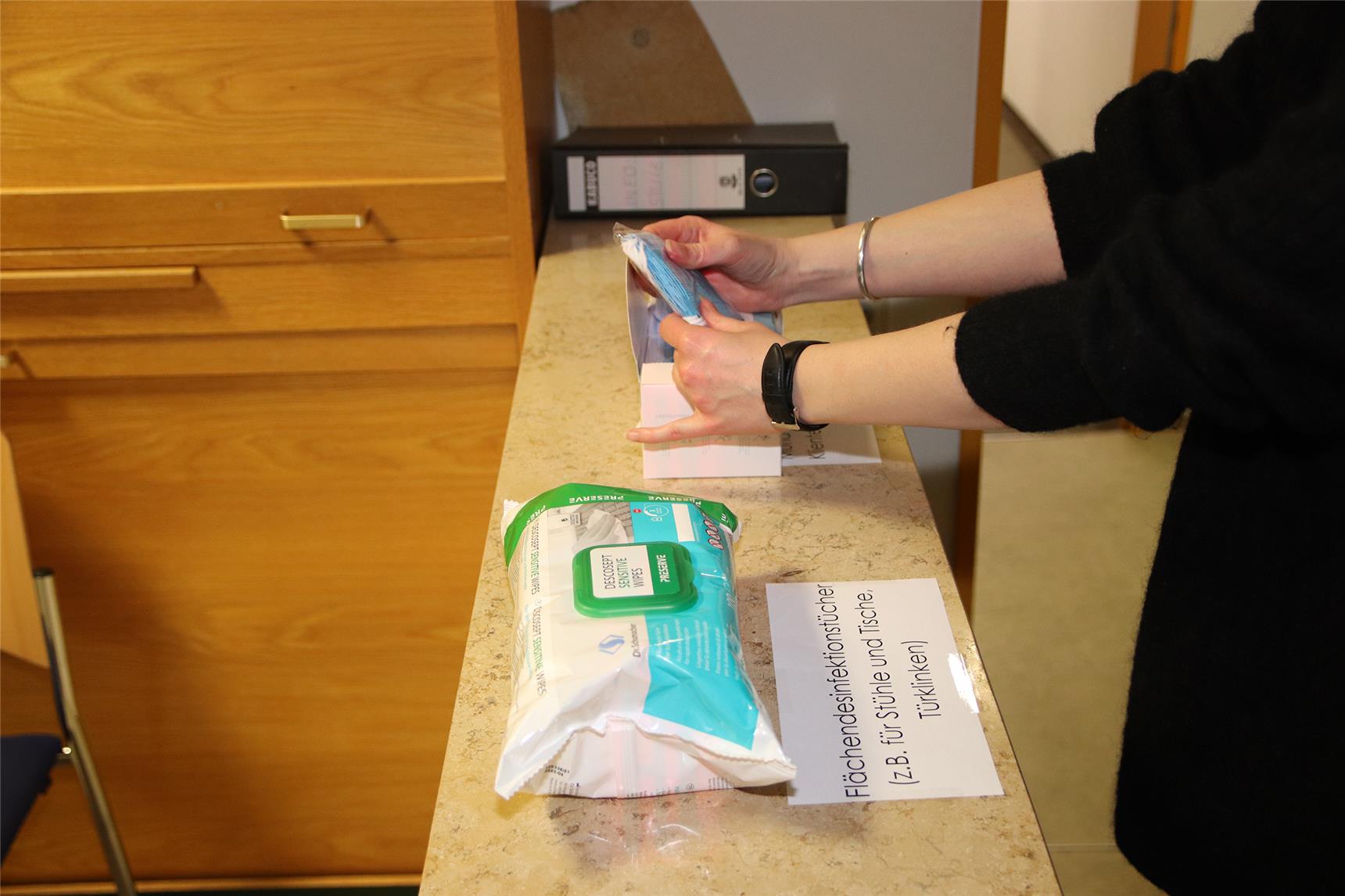 Desinfektionsmittel - Eingang zum Migrationsreferat