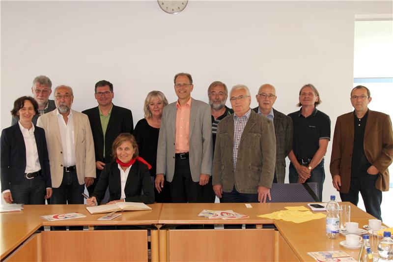 Nach dem langen und intensiven Informationsaustausch lud Bürgermeister Andreas Scharf die Landtagsabgeordnete Dr. Simone Strohmayr (SPD) ein, sich im Goldenen Buch der Gemeinde Graben einzutragen.