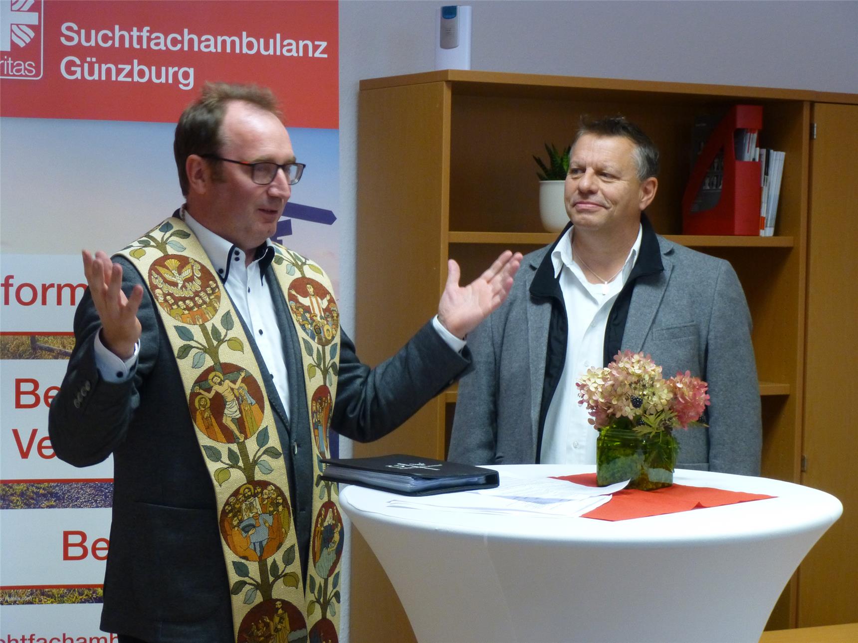 Kirchliche Segnung der neuen Beratungsräume durch den katholischen Pfarrer Josef Baur (li.) und seinen evangelischen Kollegen, Pfarrer Eugen Ritter.