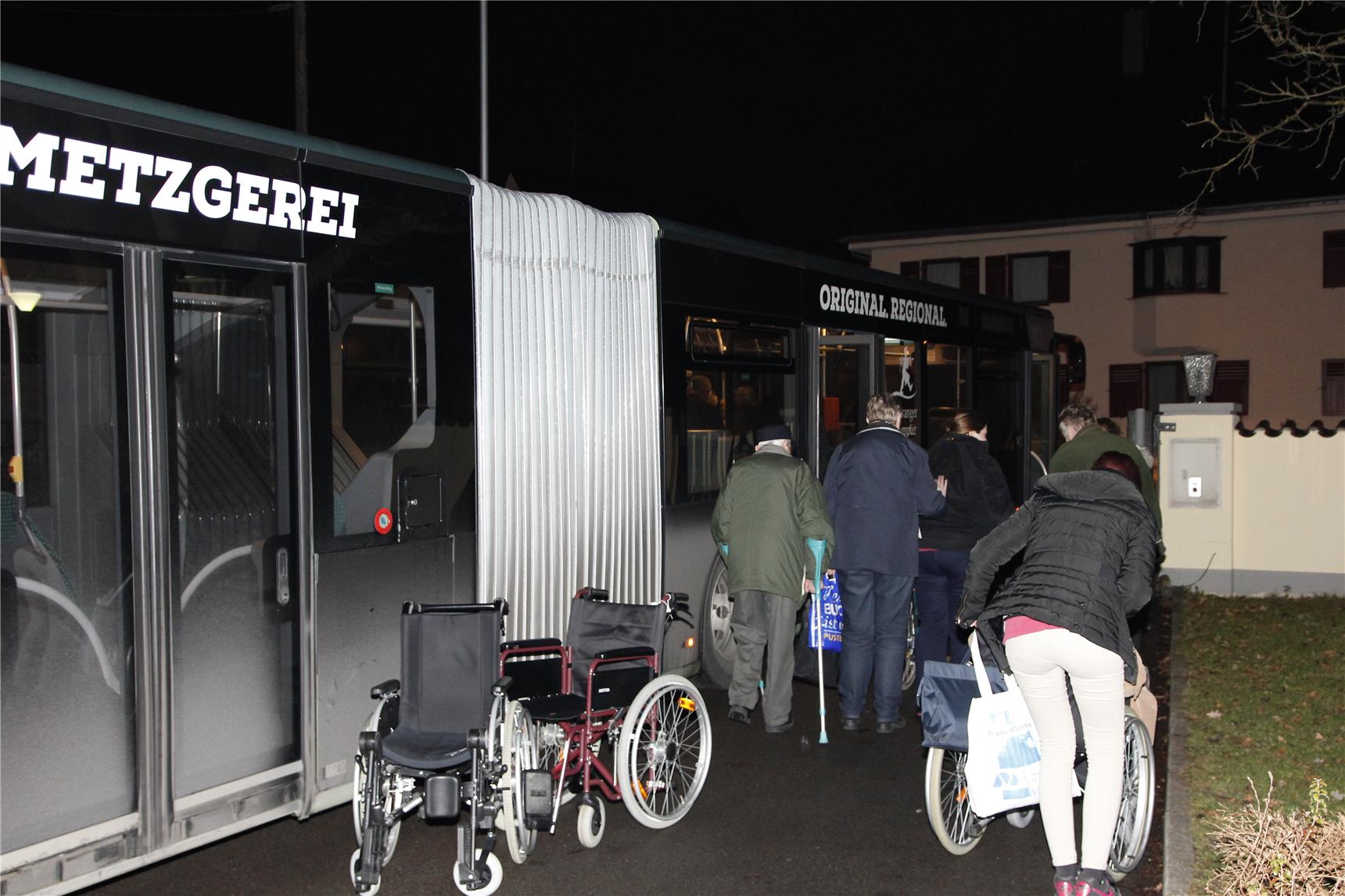 Als der Bus abends auf einmal vor dem Caritas-Seniorenzentrum Notburga in Neusäß-Westheim stand, gab es kein Halten mehr. Die Bewohnerinnen und Bewohner des Augsburger Caritas-Seniorenzentrums Antoniushaus wollten so schnell wie möglich wieder 'nach Hause.'