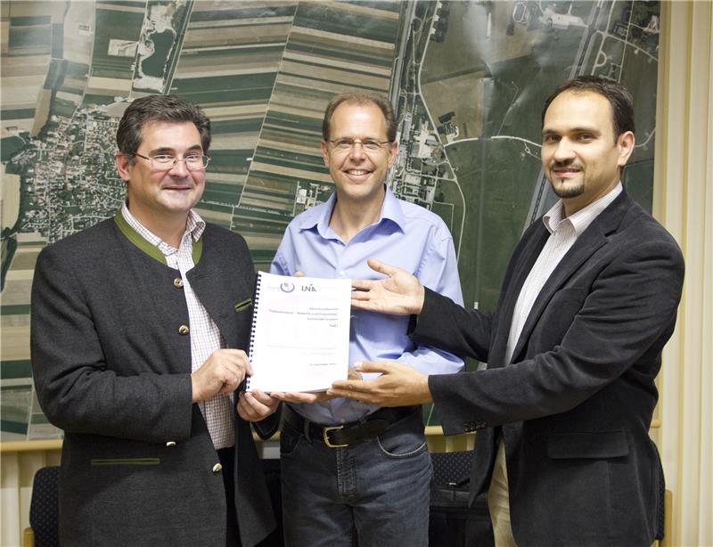 Das Foto zeigt von links nach rechts Diözesan-Caritasdirektor Dr. Andreas Magg, Grabens Bürgermeister Andreas Scharf sowie den Augsburger Wissenschaftler Manfred Agnethler bei der Übergabe der Sozialraumanalyse.