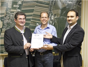 Begeistert zeigte sich Grabens Bürgermeister Andreas Scharf (Mitte) von der Sozialraumanalyse, die ihm der Auftraggeber in Person von Diözesan-Caritasdirektor Pfarrer Dr. Andreas Magg (li.) und Manfred Agnethler vom Lehrstuhl für Humangeographie und Geoinformatik der Universität Augsburg (re.) überreichten.  Das Foto zeigt von links nach rechts Diözesan-Caritasdirektor Dr. Andreas Magg, Grabens Bürgermeister Andreas Scharf sowie den Augsburger Wissenschaftler Manfred Agnethler bei der Übergabe der Sozialraumanalyse.