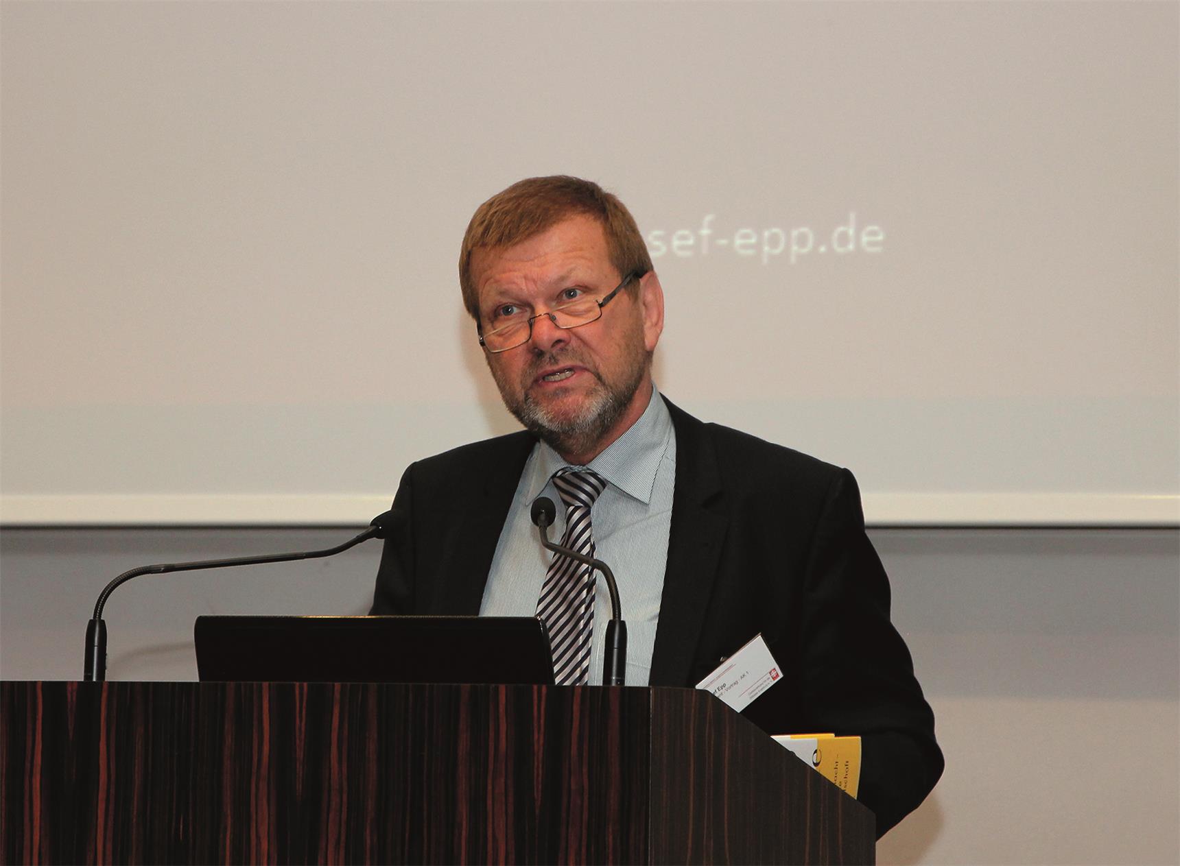 Josef Epp, Klinikseelsorger an der Kreisklinik Ottobeuren, anerkannter Buchautor und gefragter Referent, beim Begegnungs- und Fortbildungstag der Hospizdienste im Bistum Augsburg im Haus St. Ulrich, Augsburg.
