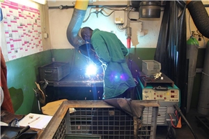 Magueye Ndour bei Schweißarbeiten. Magueye Ndour bei Schweißarbeiten.