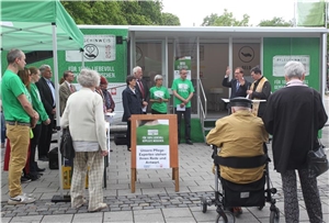 Pflegetruck2_Augsburg_Eröffnung4-5-2015 Mit einem Gottesdienst eröffneten Diözesan-Caritasdirektor Andreas Magg (rechts) und Pfarrer Fritz Graßmann, Theologischer Vorstand des Diakonischen Werkes Augsburg (DWA), gemeinsam die Veranstaltung am Pflegetruck.
