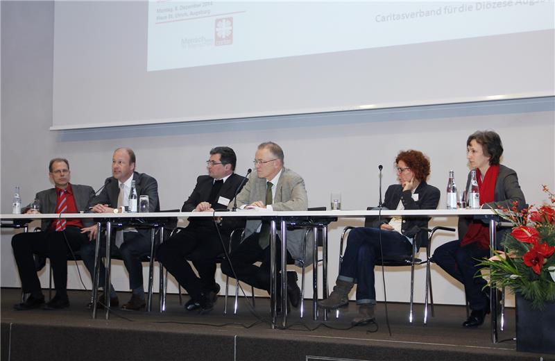 Eine lebendige und sehr informative Runde am Podium: (v.re.n.li.): Vera Lachenmaier, Prof. Dr. Annette Plankensteiner, Bernhard Gattner (der die Diskussion moderierte), Diözesan-Caritasdirektor Domkapitular Dr. Andreas Magg, Landrat Martin Sailer und Grabens Bürgermeister Andreas Scharf. 