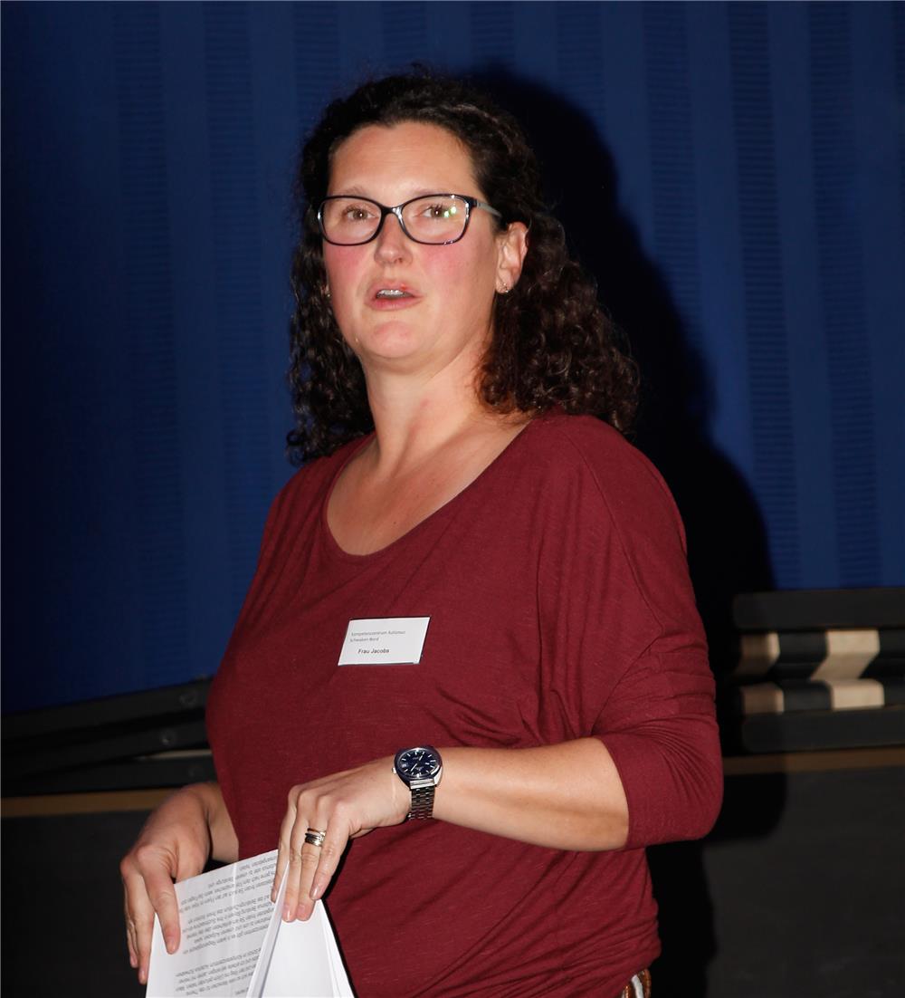 Sonja Jacobs vom Kompetenzzentrum Autismus – Schwaben Nord in Augsburg sprach vor der Filmvorführung über ein paar Aspekte der Autismus-Spektrumsstörung.