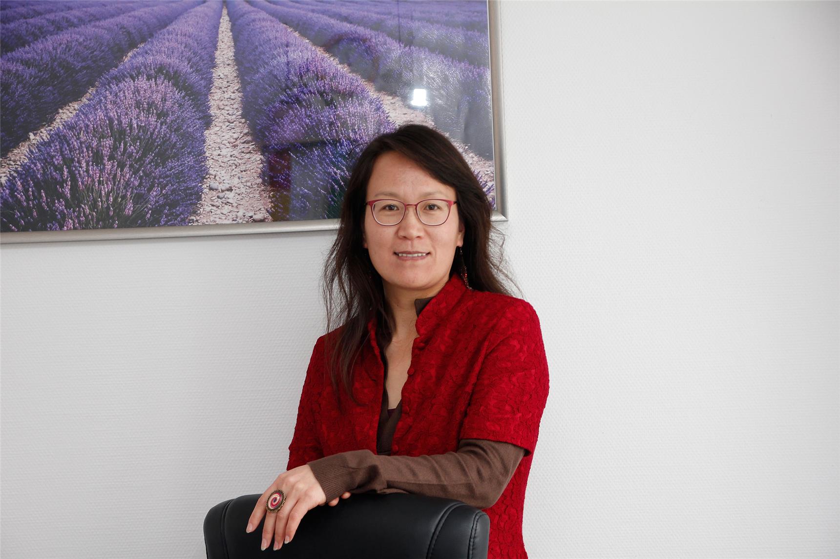 Yujin Li, Geschäftsführender Vorstand der Ökumenische Sozialstation Elchingen e.V. und Einrichtungsleiterin des Seniorenzentrums Haus Tobit in Elchingen, wirbt ebenfalls für den Pflegeberuf.