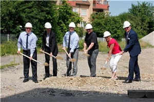 Spatenstich St. Damian Neu-Ulm Mit dem Spatenstich gaben sie das Startzeichen für den Bau des neuen Caritas-Seniorenzentrums St. Damian in Neu-Ulm an der Heinz-Rühmann-Straße: (v.li.n.re.) Neu-Ulms OB Gerold Noerenberg, Architekt C