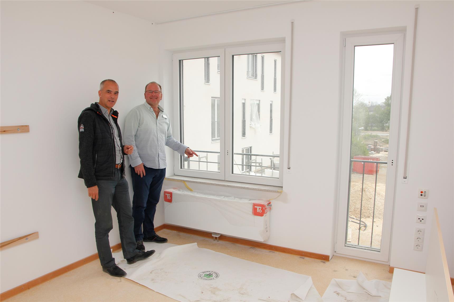 Architekt Christian Taufenbach (li.) und Einrichtungsleiter Walter Gebauer (re.)freuen sich schon jetzt für die Bewohnerinnen und Bewohner. Alle Zimmer in Damian de Veuster haben dank der mindestens zwei Fenster immer Tageslicht und einen guten Ausblick in die Umgebung.