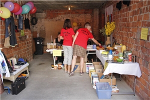 Talk Inn Sommerfest_2016-2 Der Flohmarkt in der Garage von Talk Inn.