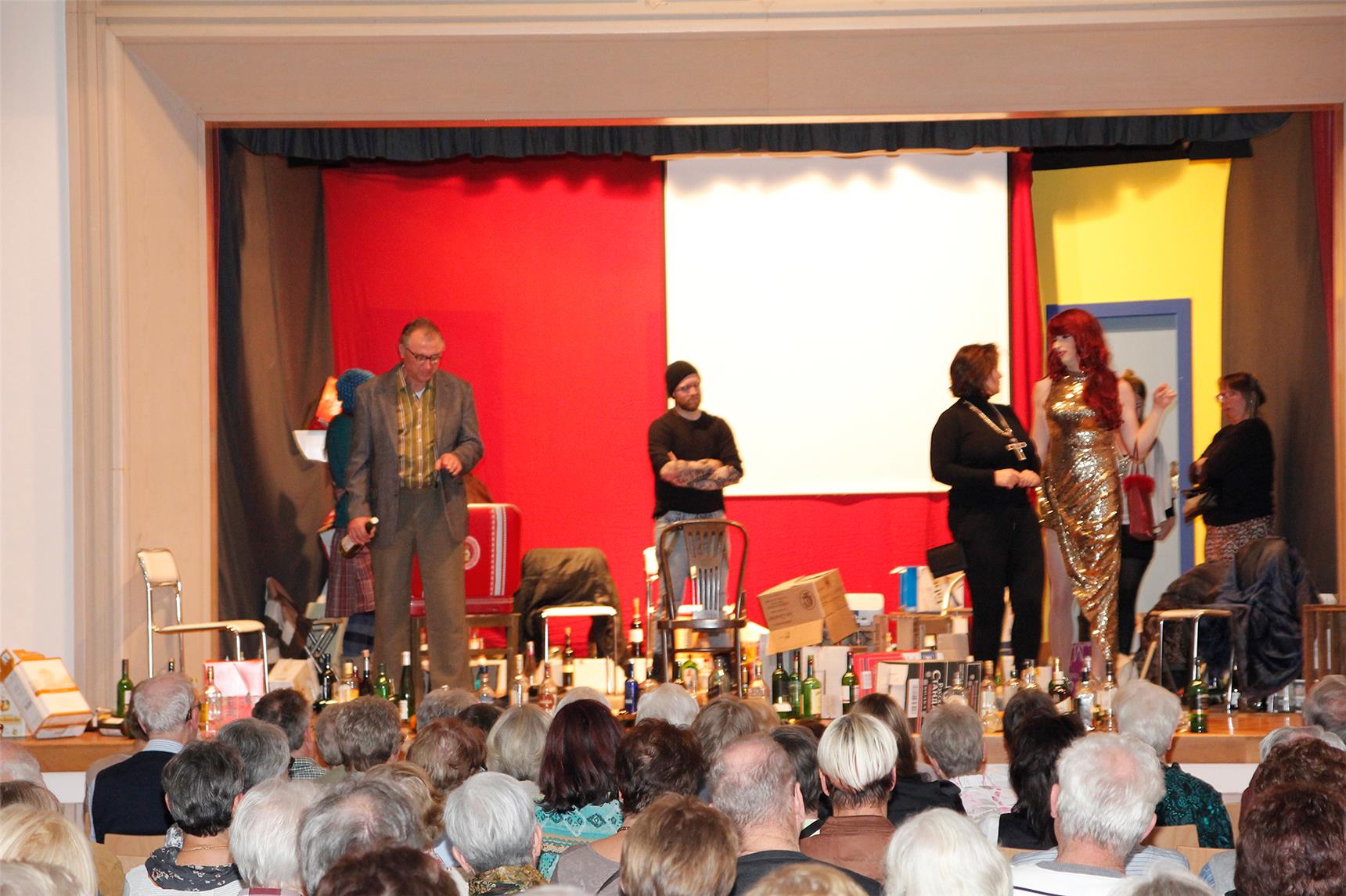 Das Theaterensemble „…gegenSatz“ aus Kempten, eine Amateurtheatergruppe, spielte das Stück „Alkohol“ von Edina Meizel im Großen Saal des Augsburger Kolpinghauses für rund 100 Caritassammlerinnen und –sammler. Dazu hatte der Caritasverband für die Diözese Augsburg e. V. über die Pfarreien im gesamten Bistum eingeladen.