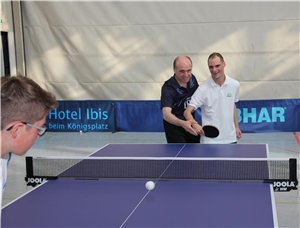 Tischtennis Gemeinsames Training UWA Post SV Telekom-2 Dieter Voigt (Mitte), stellvertretender Abteilungsleiter der Post SV Telekom, erklärt Markus Schöniger (re.) von den Augsburger Ulrichswerkstätten, wie man den Schläger bei der Vorhand bzw. Rückhand richtig hält, um den Ball gezielt zurückspielen zu können.