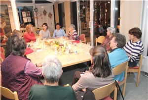 Treffen der ehrenamtlichen Mitarbeiterinnen - Ottobeuren Regelmäßig treffen sich die ehrenamtlichen Mitarbeiterinnen der Caritas-Begegnungsstätte St. Elisabeth der Ambulanten Krankenpflege Unterallgäu gGmbH in Ottobeuren mit der Leitung, den beiden Hauptamtlichen“, den Pflegefachkräften Christiane Kramer und Irene Knittel (Am Tischende li. bzw. Mitte) und der Leitung der Caritas-Begegnungsstätte Elke Kunze zur Dienstbesprechung und zum Austausch. Foto: Caritas.