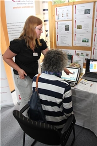 Unterstützte Kommunikation - Günzburg Rebecca Bullinger von der Beratungsstelle Unterstützte Kommunikation – Außenstelle Günzburg der CAB Caritas Augsburg Betriebsträger gGmbH erklärt einer Dame, wie die Augensteuerung beim dem Tobii-Sprachausgabe-Computer funktioniert.
