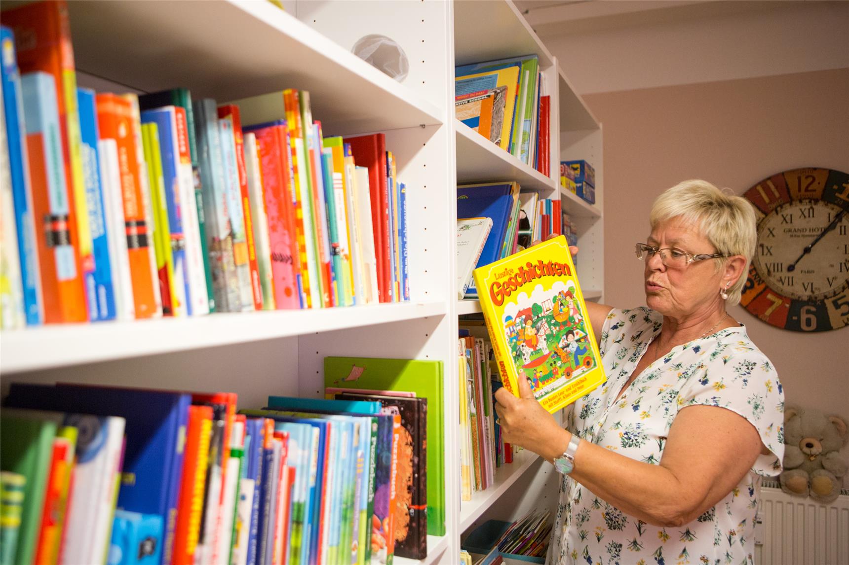 Barbara Lange von der Kinderkleiderkammer mit Büchern, ASB Pfalzburger Straße