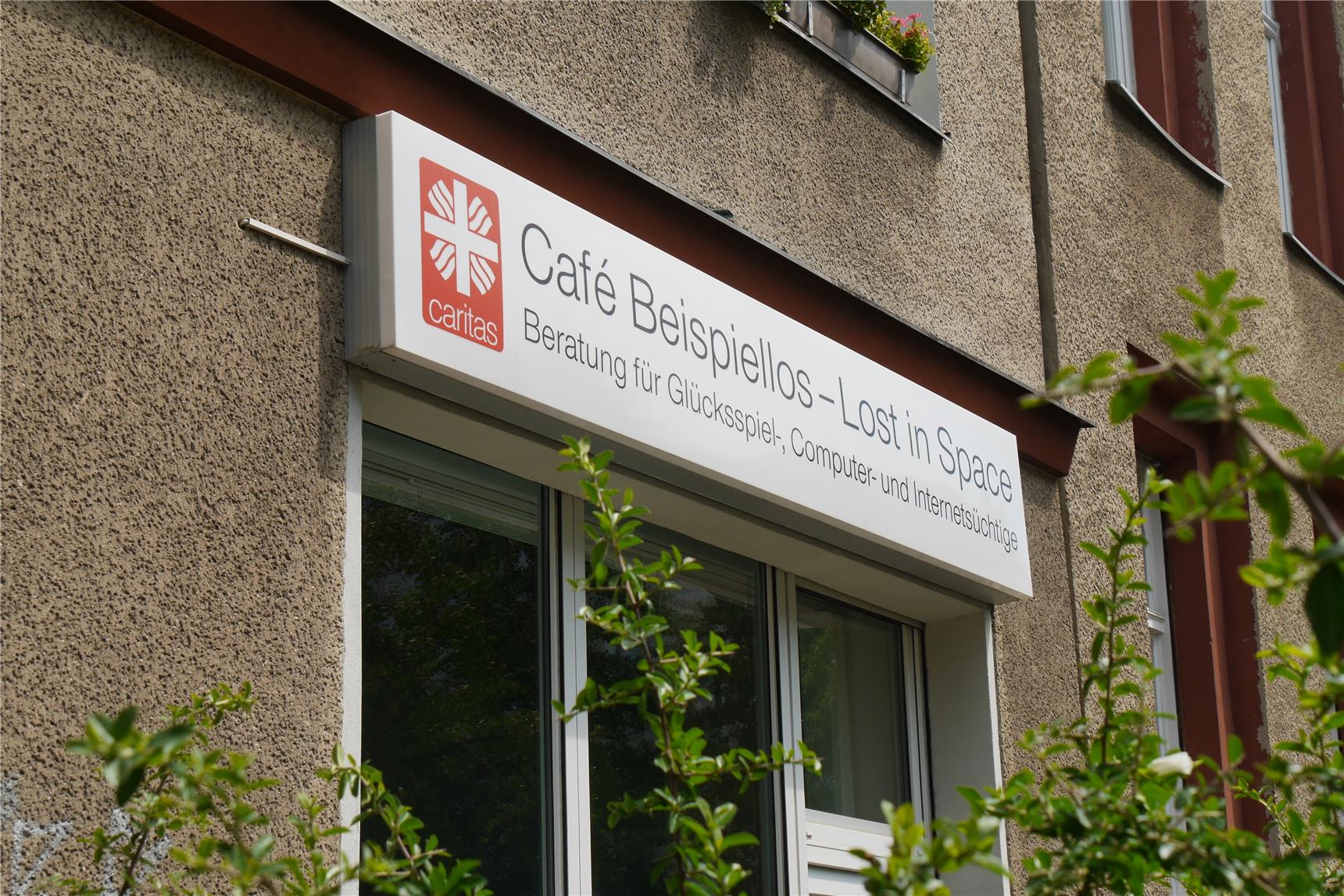 Café Beispiellos Ladenbeschriftung