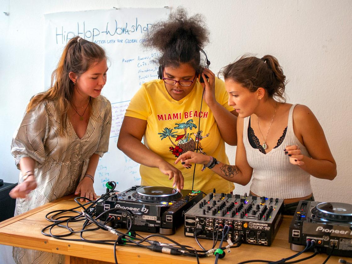 Drei Mädchen am Mischpult