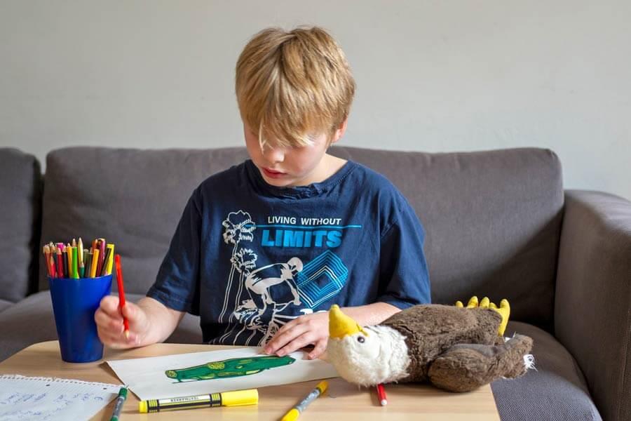 Junge beim Malen im Jugendhaus St. Josef der Caritas Berlin