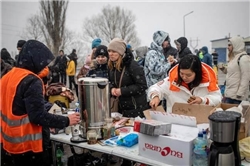 Flüchtlinge an der Grenze zwischen der Ukraine und Moldau Menschen erhalten heiße Getränke und Essen