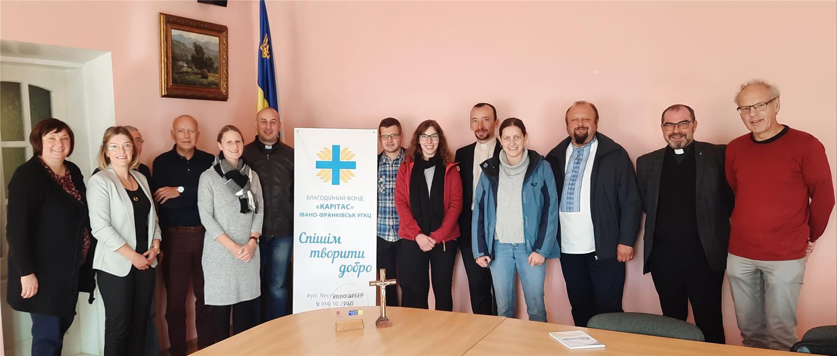 Gruppenfoto bei der Caritas Iwano-Frankwisk mit der Fuldaer Delegation und Akteuren der örtlichen Caritas