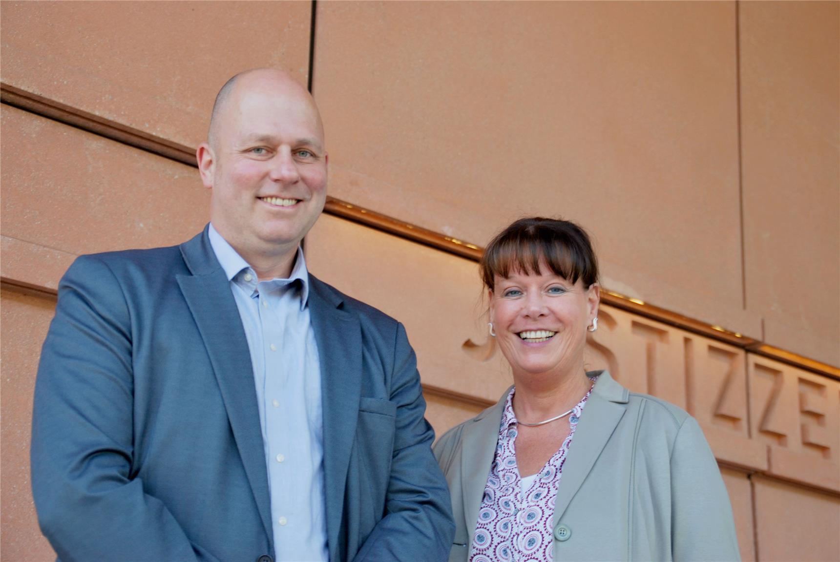 Die beiden Prozessbegleiter Dr. Markus Krischak und Michaela Wiedemhöver stehen vor dem Bochumer Justizzentrum