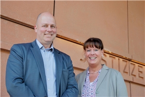 Aktuelle PM -- Opfer von Straftaten nicht alleinlassen Die beiden Prozessbegleiter Dr. Markus Krischak und Michaela Wiedemhöver stehen vor dem Bochumer Justizzentrum