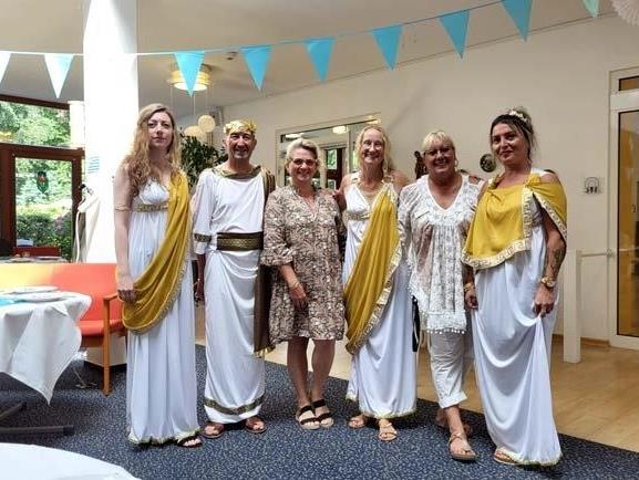 Das Team in griechischen Kostümen