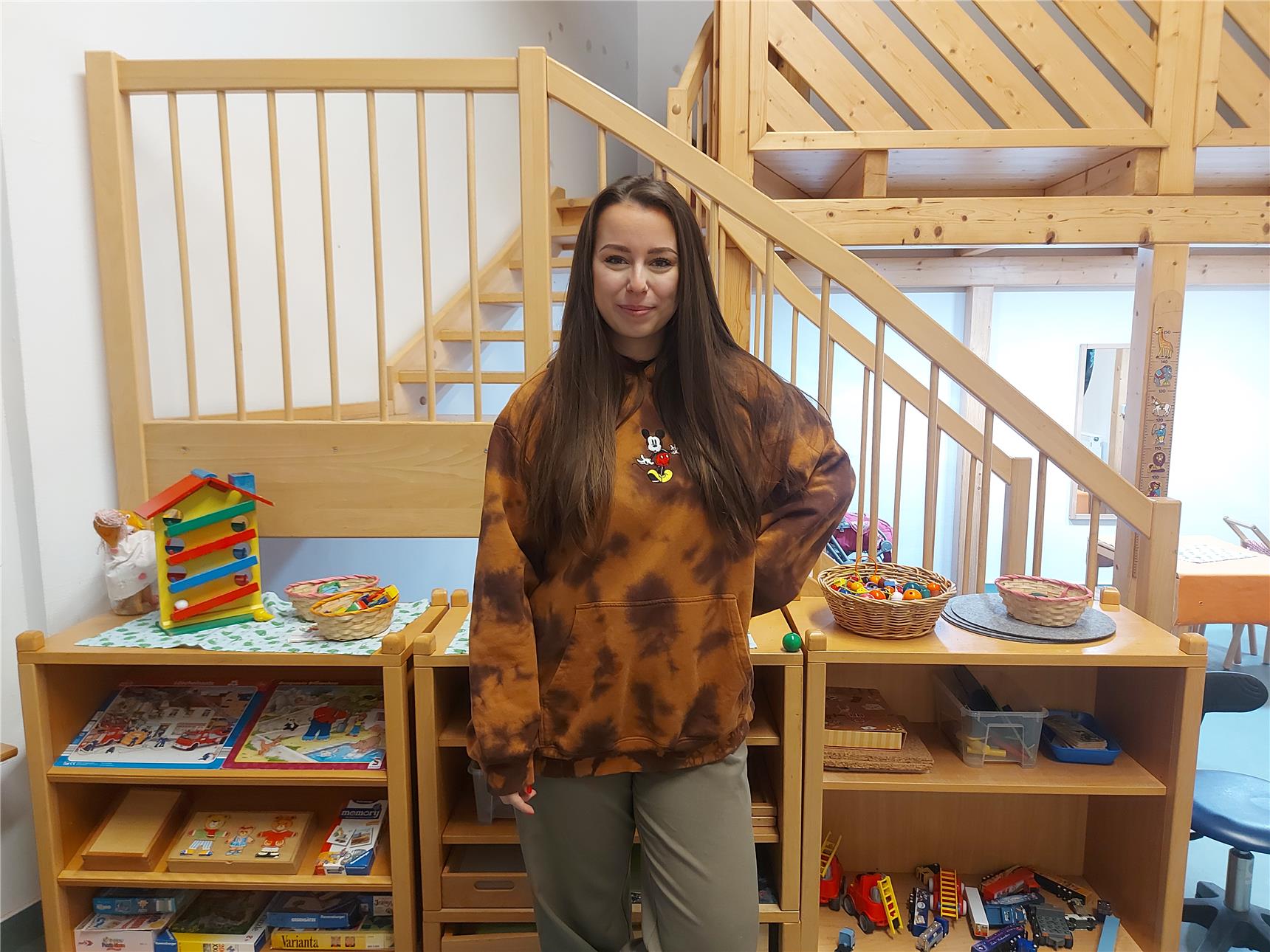 Die Auszubildende Celine Bardua steht in der KiTa, in der sie ihre Ausbildung absolviert.