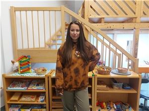 Die Auszubildende Celine Bardua steht in der KiTa, in der sie ihre Ausbildung absolviert.