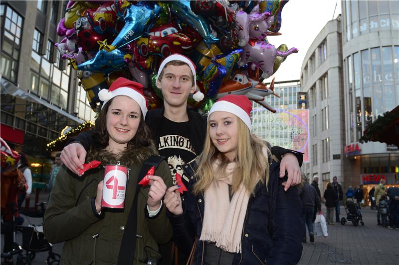 Drei von 550 Essener Schüler/innen die für die Klientenarbeit der Caritas Aids-Beratung sammeln.