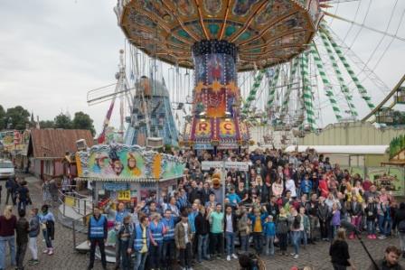 Hatten viel Spaß in Herne: Kids und Ihre BegleiterInnen vor dem großen Kettenkarussell