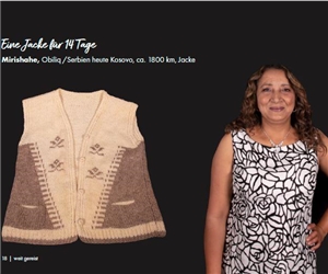 Weit gereist Titelbild HP Gi Eine Frau neben einer Strickweste