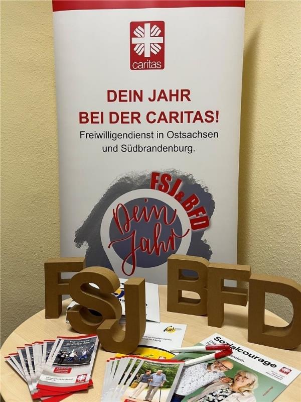 Plakat der Caritas, Buchstaben FSJ und BFD, Flyer der Caritas, Stifte & Sozialcourage