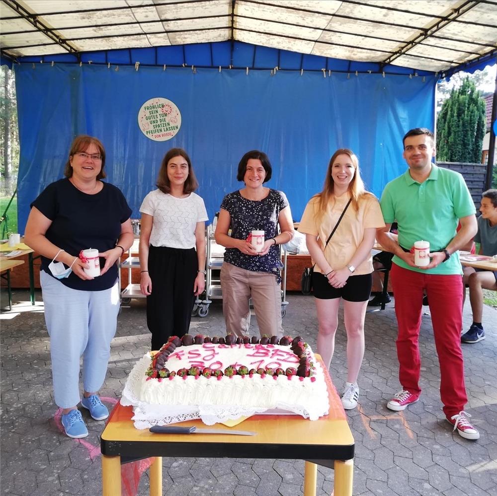 Verantwortliche vor der Torte