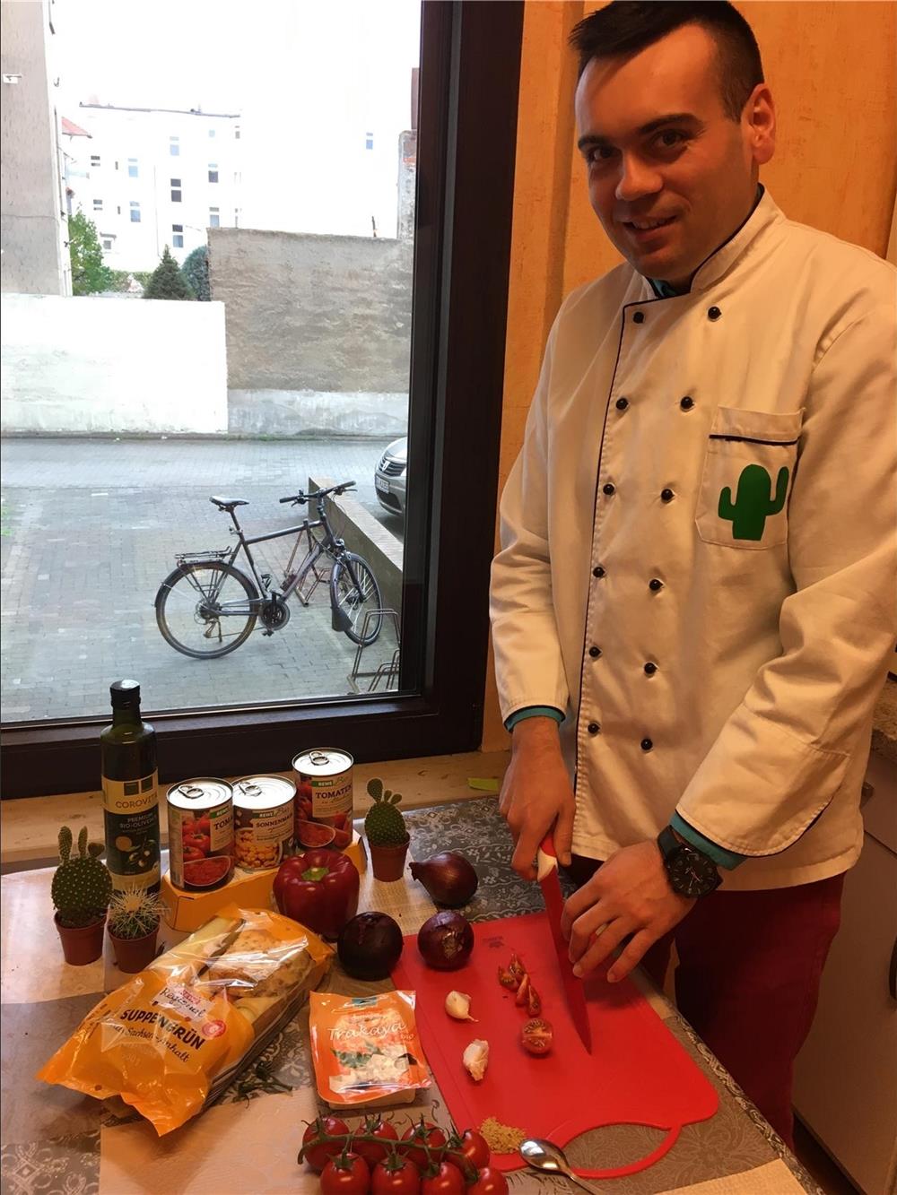 Koch beim Vorbereiten der Suppe