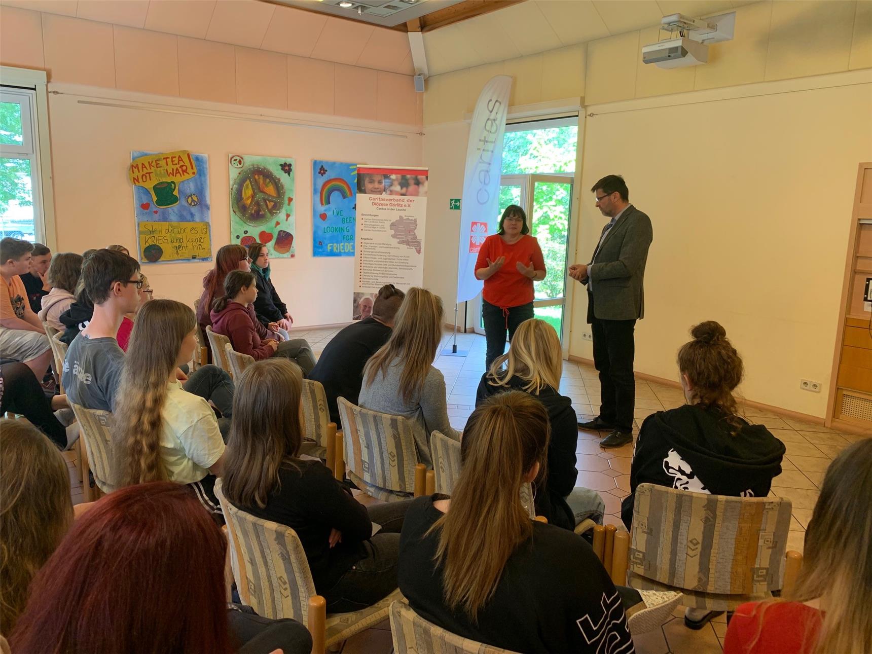 Torsten Bognitz informiert die Freiwlligen über die Arbeit des Caritasverbandes.