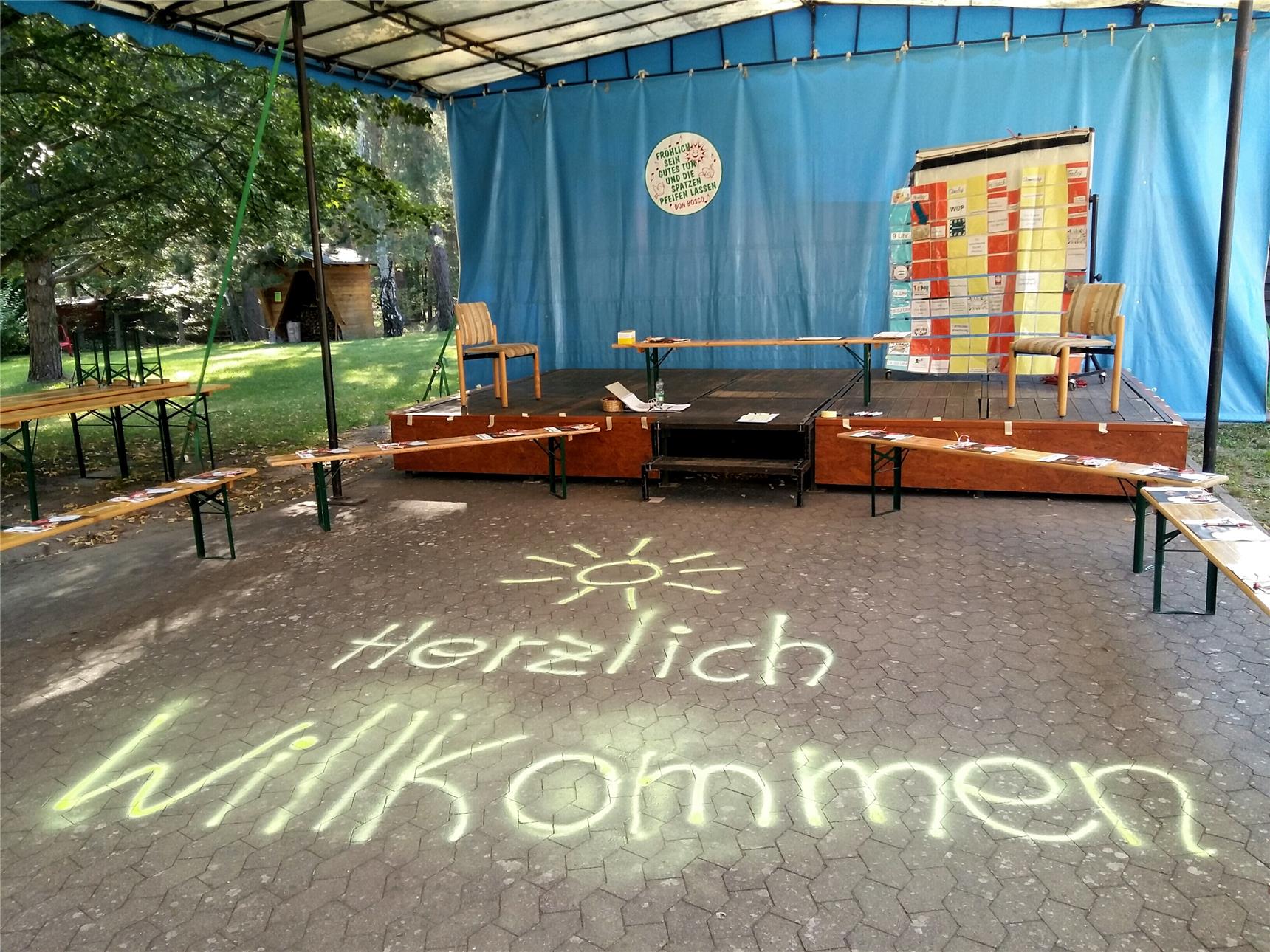 Bühne mit Willkommensgruß