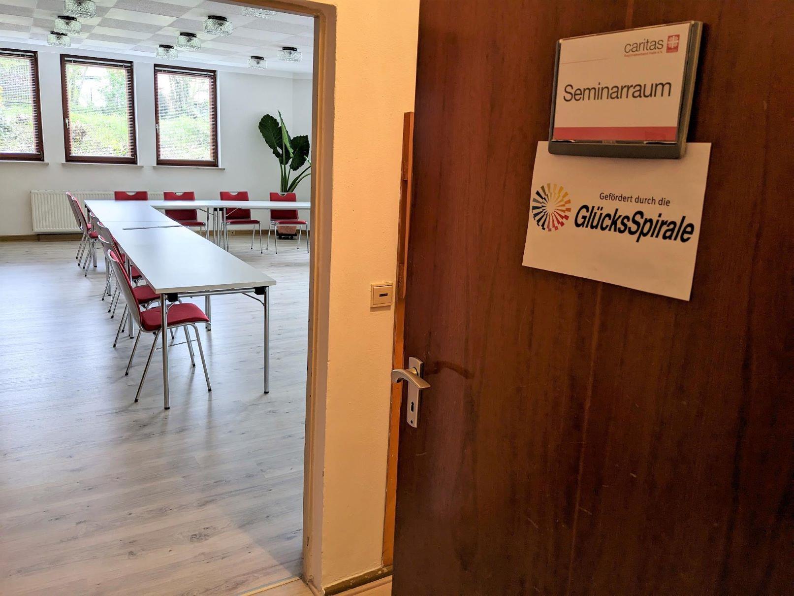 Blick durch die geöffnete Tür in den neuen Seminarraum