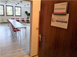 Seminarraum Glücksspirale 1 Blick durch die geöffnete Tür in den neuen Seminarraum