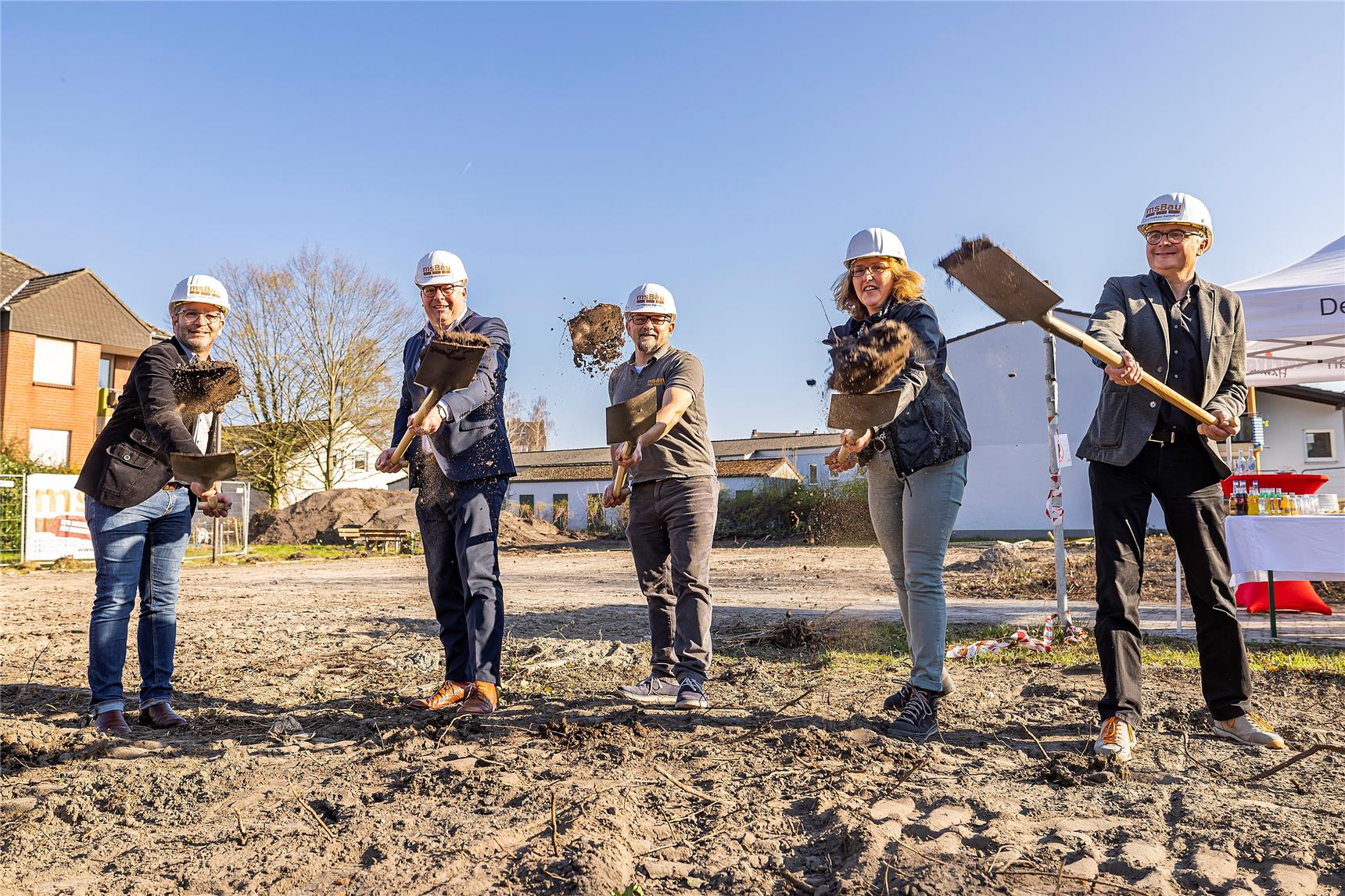 Zum Spatenstich trafen sich am 22. März Oberbürgermeister Marc Herter, Klaus Roloff (Sparkasse), Marek Szczepaniak (ms Bau GmbH), Elke Kampmann (Architekturbüro Fritzen + Müller-Giebeler), Elmar Marx (Vorstand Caritas Hamm). (Foto: Hübner/Stadt Hamm)