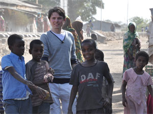 Paddy Kelly mit äthiopischen Kindern 