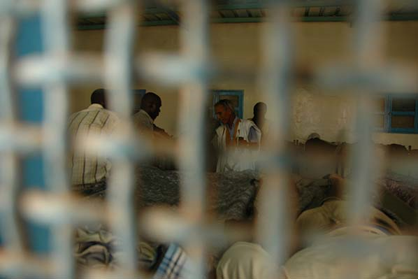 Flüchtlinge in einem Migrationszentrum hinter Gittern