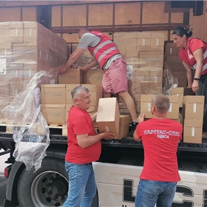 Ukraine: Hilfen nach Dammbruch Kachowka Caritas-Mitarbeitende verteilen Trinkwasser nach der Zerstörung des Kachowka-Staudamms.